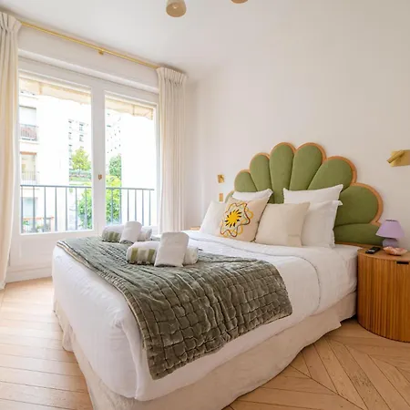 Luxury Flat Eiffel Tower View