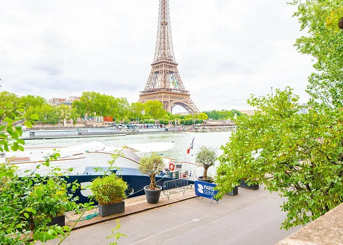 Luxury Flat Eiffel Tower View