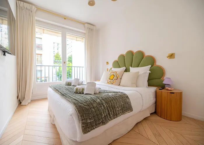 Luxury Flat Eiffel Tower View